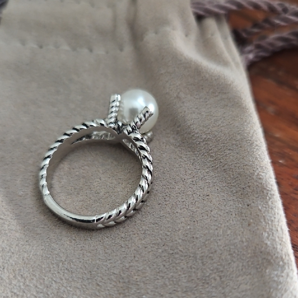 Elegant Silver Pearl Ring.looks Like John Hardy Size 6